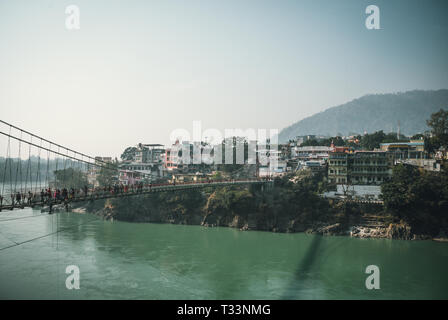 Lakshman Jhula ist eine eiserne Hängebrücke in Rishikesh, Uttarakhand, Indien. Stockfoto