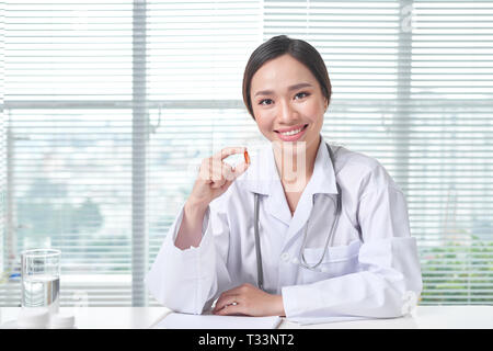 Krankenhaus medizinische Sachverständige Arzt zeigt die Pille für ihre Patienten zu nehmen. Stockfoto