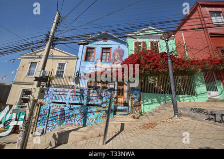 Farbenfrohe Architektur im UNESCO Weltkulturerbe Valparaiso, Chile Stockfoto