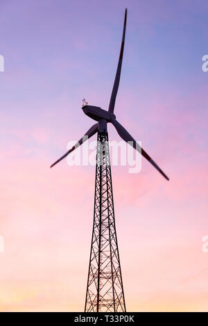 Eine Windenergieanlage bei einem schönen Sonnenuntergang. Stockfoto