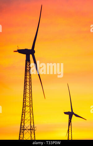 Eine Windenergieanlage bei einem schönen Sonnenuntergang. Stockfoto