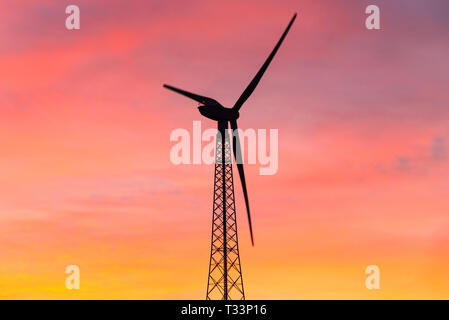 Eine Windenergieanlage bei einem schönen Sonnenuntergang. Stockfoto