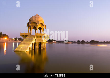 Chattri Kuppel mit Schritte Schuß bei Dämmerung mit Reflexionen an Gadi Sagar See Jaisalmer Stockfoto