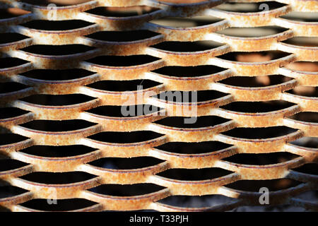 Altes Eisen Gitter von der Sonne beschienen. Zusammenfassung Hintergrund Stockfoto