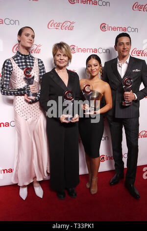 April 4, 2019 - Las Vegas, NV, USA - LAS VEGAS - APR 4: L-R-Mackenzie Davis, Linda Hamilton, Natalia Reyes und Gabriel Luna an der 2019 CinemaCon großen Bildschirm Achievement Awards am Caesars Palace am 4. April 2019 in Las Vegas, NV (Credit Bild: © Kay Blake/ZUMA Draht) Stockfoto