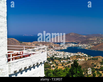 Fernsicht von Skala Dorf auf der Insel Patmos in Griechenland. Traditionelles Haus Balkon im Vordergrund. Sommer tief blauen Himmel. Stockfoto