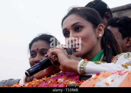 Kolkata, Indien. 05 Apr, 2019. Trinamool Congress oder TMC Kandidat für jadavpur Lok Sabha Wahlkreis Mimi Chakraborty im Wahlkampf vor der Lok Sabha Umfragen. Credit: Saikat Paul/Pacific Press/Alamy leben Nachrichten Stockfoto