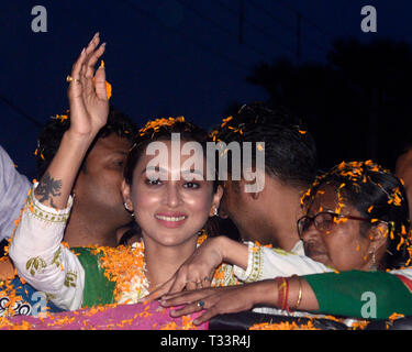 Kolkata, Indien. 05 Apr, 2019. Trinamool Congress oder TMC Kandidat für jadavpur Lok Sabha Wahlkreis Mimi Chakraborty im Wahlkampf vor der Lok Sabha Umfragen. Credit: Saikat Paul/Pacific Press/Alamy leben Nachrichten Stockfoto