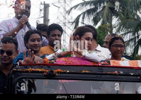 Kolkata, Indien. 05 Apr, 2019. Trinamool Congress oder TMC Kandidat für jadavpur Lok Sabha Wahlkreis Mimi Chakraborty im Wahlkampf vor der Lok Sabha Umfragen. Credit: Saikat Paul/Pacific Press/Alamy leben Nachrichten Stockfoto