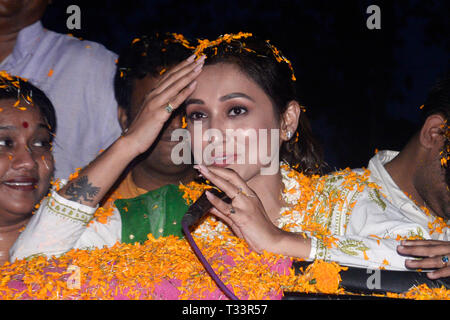 Kolkata, Indien. 05 Apr, 2019. Trinamool Congress oder TMC Kandidat für jadavpur Lok Sabha Wahlkreis Mimi Chakraborty im Wahlkampf vor der Lok Sabha Umfragen. Credit: Saikat Paul/Pacific Press/Alamy leben Nachrichten Stockfoto