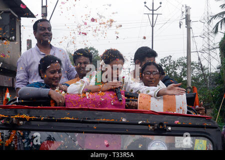 Kolkata, Indien. 05 Apr, 2019. Trinamool Congress oder TMC Kandidat für jadavpur Lok Sabha Wahlkreis Mimi Chakraborty im Wahlkampf vor der Lok Sabha Umfragen. Credit: Saikat Paul/Pacific Press/Alamy leben Nachrichten Stockfoto