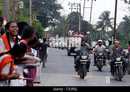 Kolkata, Indien. 05 Apr, 2019. Trinamool Congress oder TMC Kandidat für jadavpur Lok Sabha Wahlkreis Mimi Chakraborty im Wahlkampf vor der Lok Sabha Umfragen. Credit: Saikat Paul/Pacific Press/Alamy leben Nachrichten Stockfoto