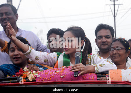 Kolkata, Indien. 05 Apr, 2019. Trinamool Congress oder TMC Kandidat für jadavpur Lok Sabha Wahlkreis Mimi Chakraborty im Wahlkampf vor der Lok Sabha Umfragen. Credit: Saikat Paul/Pacific Press/Alamy leben Nachrichten Stockfoto