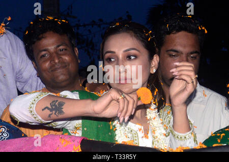 Kolkata, Indien. 05 Apr, 2019. Trinamool Congress oder TMC Kandidat für jadavpur Lok Sabha Wahlkreis Mimi Chakraborty im Wahlkampf vor der Lok Sabha Umfragen. Credit: Saikat Paul/Pacific Press/Alamy leben Nachrichten Stockfoto