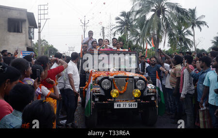 Kolkata, Indien. 05 Apr, 2019. Trinamool Congress oder TMC Kandidat für jadavpur Lok Sabha Wahlkreis Mimi Chakraborty im Wahlkampf vor der Lok Sabha Umfragen. Credit: Saikat Paul/Pacific Press/Alamy leben Nachrichten Stockfoto