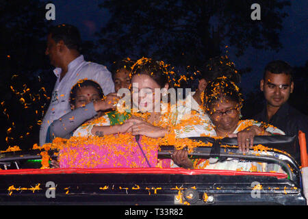 Kolkata, Indien. 05 Apr, 2019. Trinamool Congress oder TMC Kandidat für jadavpur Lok Sabha Wahlkreis Mimi Chakraborty im Wahlkampf vor der Lok Sabha Umfragen. Credit: Saikat Paul/Pacific Press/Alamy leben Nachrichten Stockfoto