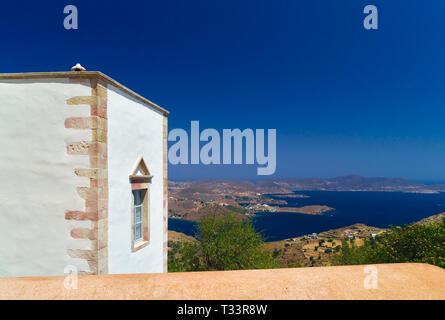Blick auf die Skala Dorf aus der Heilige Johannes der Evangelist Kloster in Patmos Island, Griechenland. Weiß und Blau Kontraste, klaren Sommertag. Stockfoto