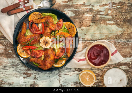 Gegrillte drumstick von Hühnern in würziger Marinade mit dem Zusatz von Chili Stockfoto