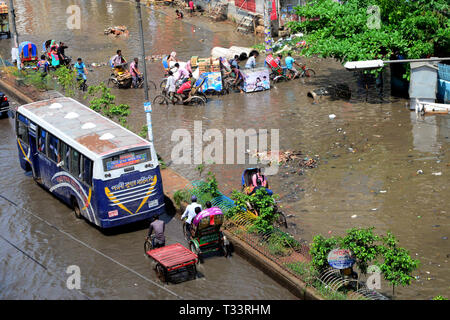 Fahrzeuge und Rikschas versuchen Fahrt mit Passagieren durch das überflutete Straßen von Dhaka nach starken Regenfällen fast - Stillstand, am 6. April verursacht Stockfoto