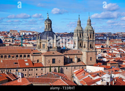 Erhöhten Blick auf die Skyline von Salamanca mit Twin Türme der Universität und Jesuitenkolleg Stockfoto