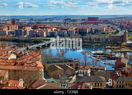 Erhöhten Blick auf die Skyline von Salamanca und den Fluss Tormes an sunsetwinter Stockfoto
