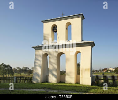 Der Glockenturm der Kirche der Geburt der Heiligen Mutter Gottes in Kowalowka. Polen Stockfoto