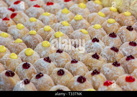 Ein Muster oder eine Auswahl an süßen Kuchen und Süßwaren auf Verkauf zu einem Thai Food Market auf Phuket in Thailand. Stockfoto