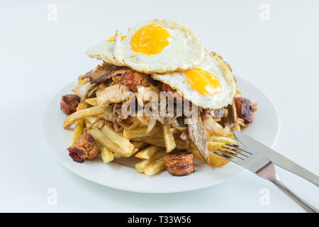 Chorrillana, Pommes frites, gebratenen Zwiebeln, Würstchen, Spiegeleier mit weißem Hintergrund Stockfoto