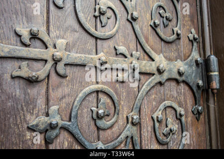 Alte Tür mit handgearbeiteten schmiedeeiserne Scharnier Stockfoto