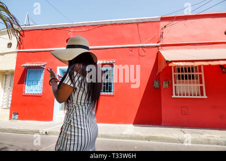 Cartagena Kolumbien,Zentrum,Zentrum,Getsemani,hispanische Einwohner,weibliche Frauen,bunt bemaltes Haus,rote Wand,Fussgängerzone,COL190121054 Stockfoto