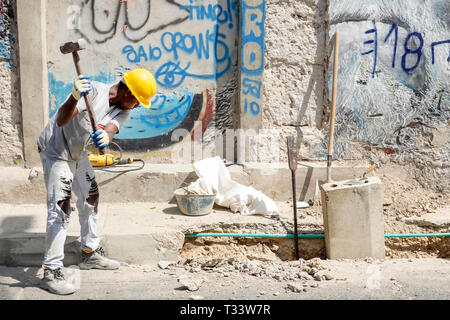 Cartagena Colombia,Centre,Centre,Getsemani,hispanische Bewohner,Männer männlich,Arbeiter, die unter dem Baumeister der neuen Baustelle arbeiten,Capit Stockfoto