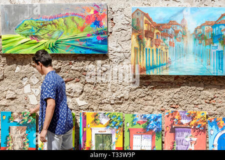 Cartagena Kolumbien,Zentrum,Zentrum,Getsemani,Arte Getsemani,Produktauslage Verkauf,Kunstwerke Gemälde,Souvenirs,Hispanic Latino Ethnic i Stockfoto