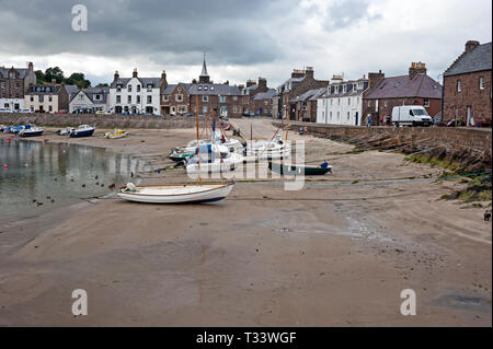 Boote gebunden bei Ebbe in Stonehaven Hafen, Aberdeenshire, Schottland. Großbritannien Stockfoto