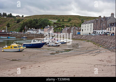 Boote gebunden bei Ebbe in Stonehaven Hafen, Aberdeenshire, Schottland. Großbritannien Stockfoto