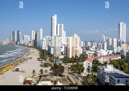 Cartagena Kolumbien, Bocagrande, Karibisches Meer, öffentlicher Strand, Sandwasserverleih, Sonnenschirme, Skyline der Stadt, Hochhaus am Meer, Küstenlinie, Hispanic Stockfoto