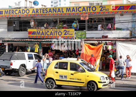 Cartagena Kolumbien, Bocagrande, Kunsthandwerk auf dem Flohmarkt, Vordereingang, gelbe Taxi-Taxis, Taxis, Shopping Shopper Shopper Shop Geschäfte Markt Stockfoto