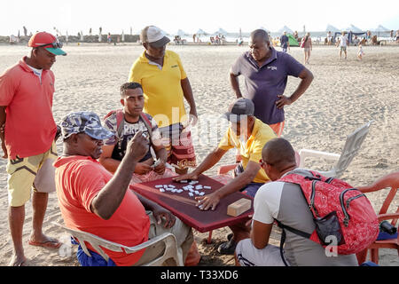 Cartagena Kolumbien, Bocagrande, öffentlicher Karibikstrand, Schwarze Afro-Karibik, Hispanic Latinos, Immigranten, Einwohner, Spieldomino Stockfoto