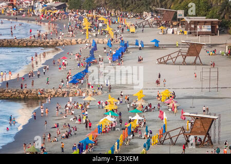 Cartagena Kolumbien, Bocagrande, öffentlicher Strand am Karibischen Meer, Sandwasser, Verleih von Sonnenschirmen, Einwohner von Hispanic, Mann, Männer, Frau, Frauen, beschäftigt Stockfoto