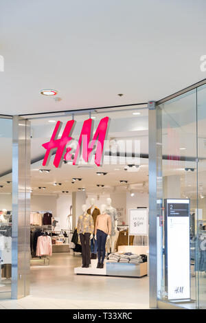 Philadelphia Pennsylvania，am 7. Oktober 2018: HM Fashion Store in Philadelphia. H&M ist eine schwedische Firma. Stockfoto