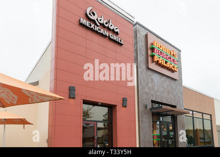 New Jersey, NJ, 6. Oktober 2018: Qdoba Mexican Grill Außen- und Logo. Qdoba Mexican isst ist eine Kette von schnellen Restaurants mit ungezwungener Atmosphäre. Stockfoto