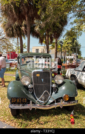 Naples, Florida, USA - März 23,2019: Grün 1934 Ford auf der 32. jährlichen Neapel Depot Classic Car Show in Naples, Florida. Nur redaktionell. Stockfoto