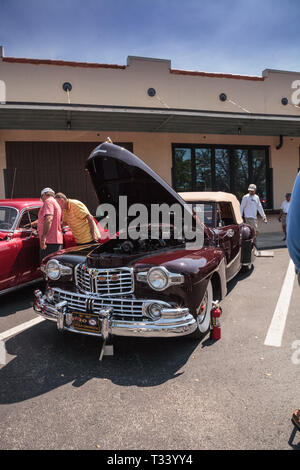 Naples, Florida, USA - März 23,2019: Kastanienbraun 1948 Packard auf der 32. jährlichen Neapel Depot Classic Car Show in Naples, Florida. Nur redaktionell. Stockfoto