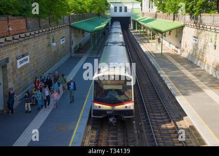 Wien, Österreich - 25 April 2018: Der Zug der Linie der U4 der U-Bahn an der Station Shtadtpark Stockfoto