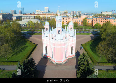 Chesme Kirche im Stadtbild an einem sonnigen Tag (Luftaufnahmen). St. Petersburg, Russland Stockfoto