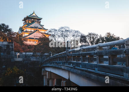 Auf der anderen Seite der Brücke in der Burg von Osaka, Japan, bei Nacht Stockfoto