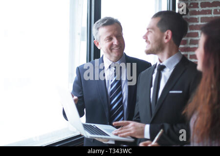 Business Partner die Bedingungen des Vertrages diskutieren Stockfoto