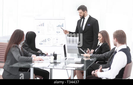 Aufmerksame Business Partner suchen Bei erfolgreicher Unternehmer zeigen auf Whiteboard im Büro Stockfoto