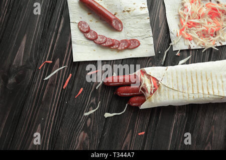 Würzige Wurst in Fladenbrot gewickelt. Vorbereitung der Shawarma Stockfoto