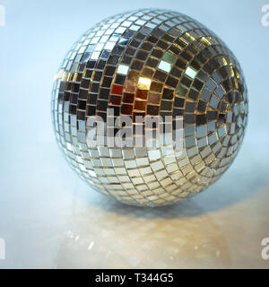 Mirror Ball. auf einem dunklen Hintergrund isoliert. Foto mit Kopie Raum Stockfoto