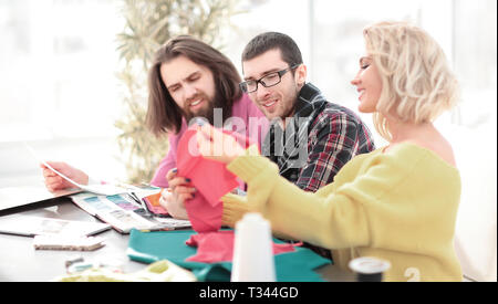 Gruppe von Designern diskutieren Stoffmuster im Studio Stockfoto